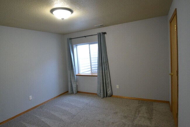 Building Photo - 6 Bed, 3.5 Bath Home Available Now!