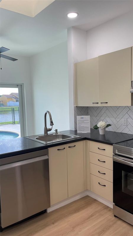 Building Photo - 6425 96th Pl S