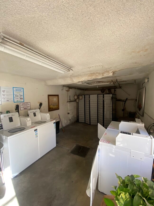 Building Photo - 1635 N Hobart Blvd