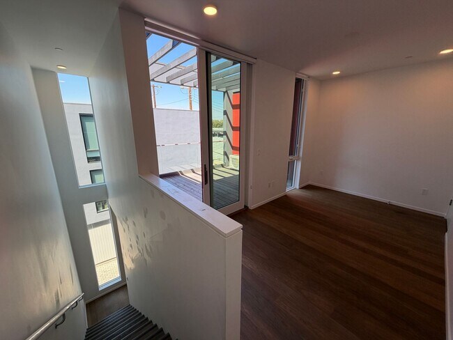 Building Photo - 2419 Binnen Ln