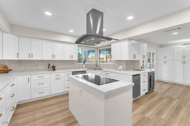 Building Photo - 2868 Vista Del Sol Ave
