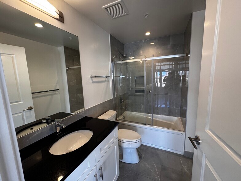 Building Photo - 3845 N Broadway St