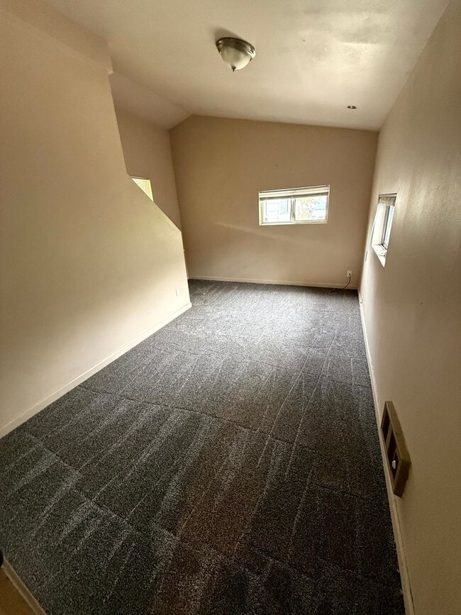 Building Photo - 4 Bedroom Duplex Close to U of O Campus