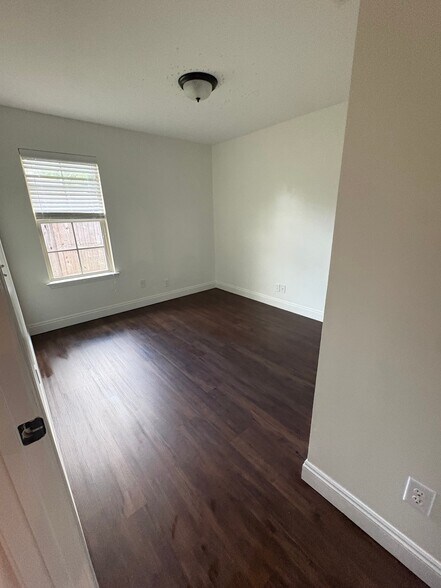 Building Photo - 986 Tudor Ln