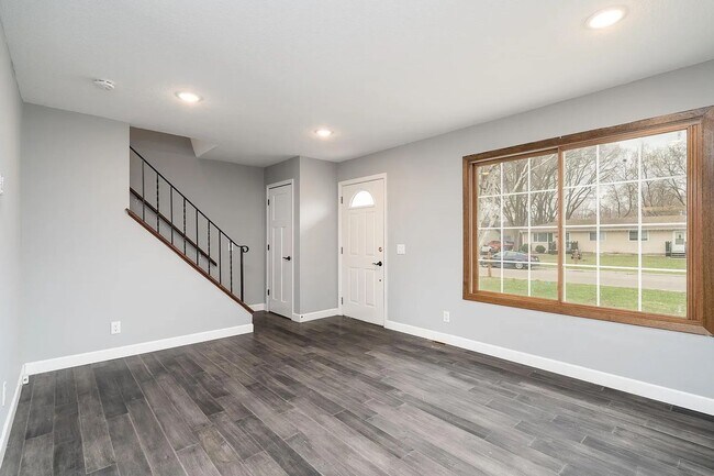Building Photo - 411-413 Belle Aire Dr