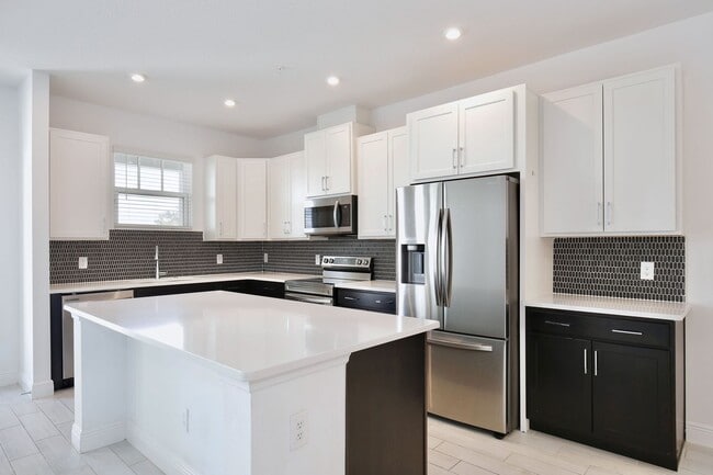 Building Photo - Stunning 3/2.5 Modern Townhome with a Priv...