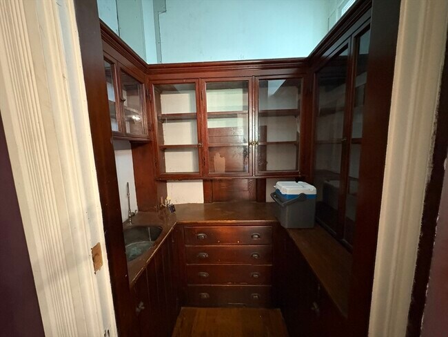 Building Photo - 33 Brewster St
