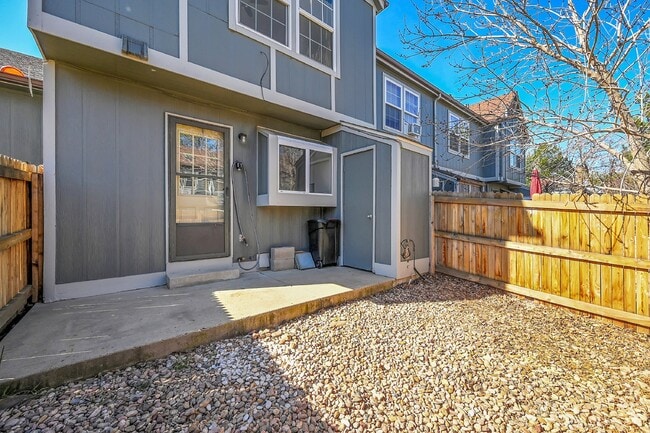 Building Photo - $2,195.00 - 2 Bed, 1.5 Bath, Townhome in L...