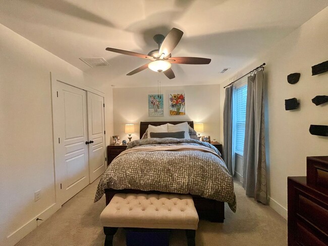 Building Photo - Beautiful Craftsman home near Duke!