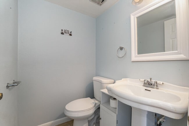 Building Photo - 3118 Manor Dr NE