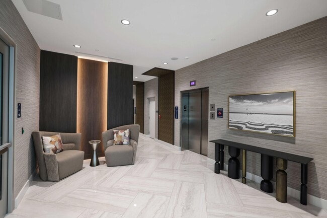 Building Photo - 475 E Royal Palm Rd