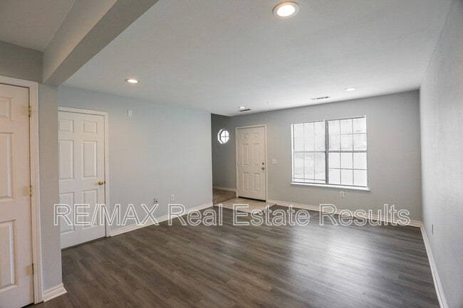 Building Photo - 602 Camellia Dr