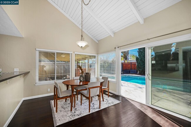 Building Photo - 557 Alameda Dr