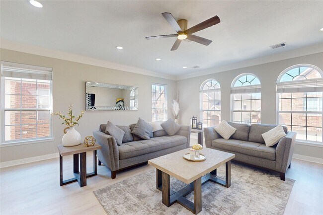 Building Photo - 6222 Skyline Dr