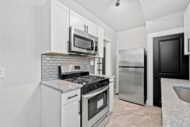 Building Photo - SCORE 1ST MONTH'S RENT FREE IF SIGNED BY AUGUST 7! Spectacular 3 bedroom home in Carrick availabl...
