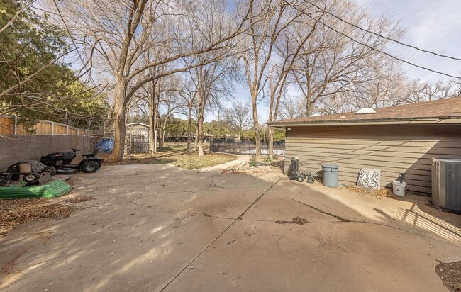 Building Photo - Stunning 4 Bed 3 Bath with a Pool!