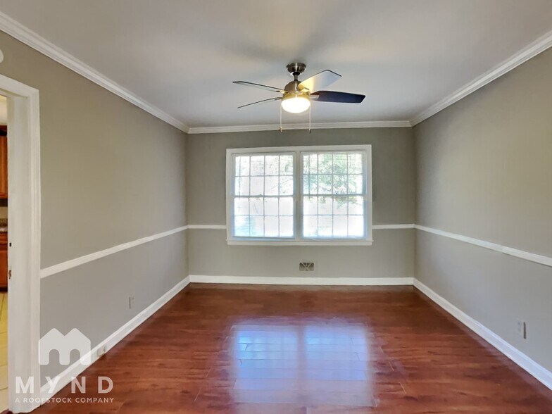 Building Photo - 990 Lynhurst Dr SW