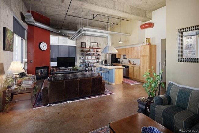 Building Photo - 2000 Little Raven St