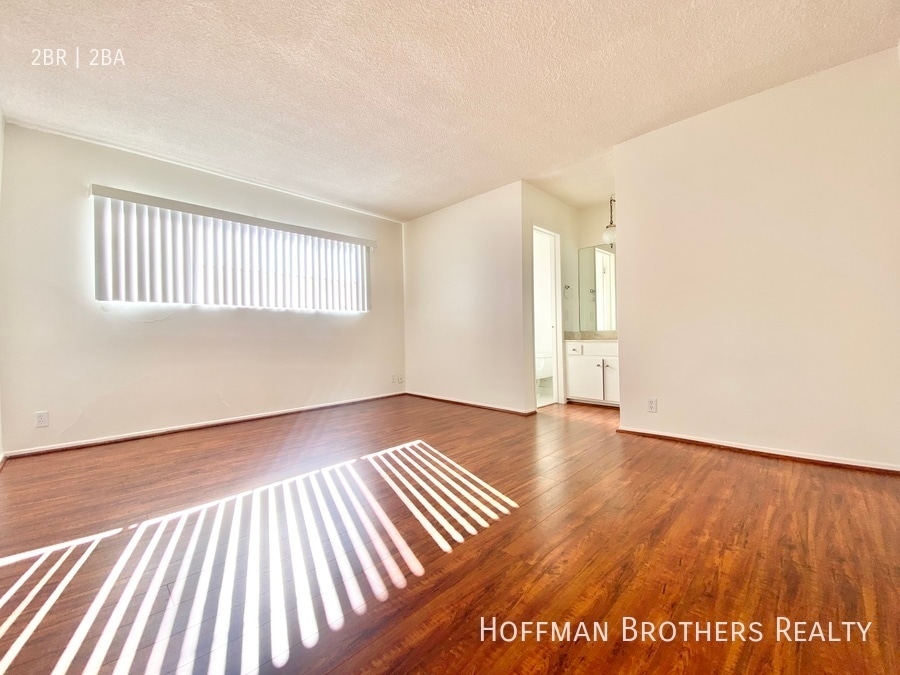 Building Photo - 8206 Romaine St