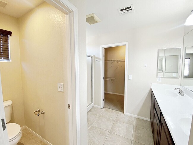 Building Photo - 4 BEDROOM + DEN 3 BATH HOME IN NORTHWEST