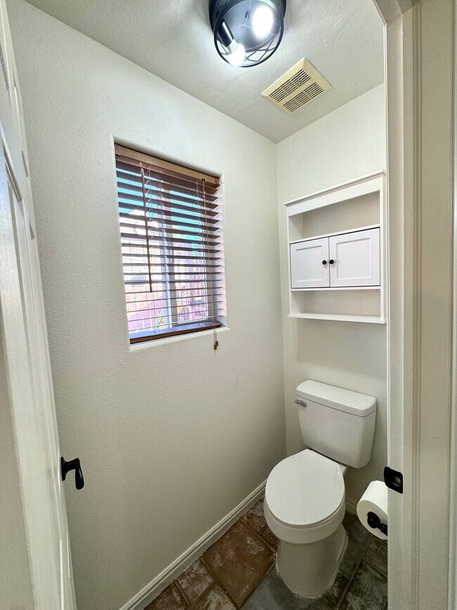 Building Photo - Charming 3 Bed, 2 Bath Home in Quiet Cul-d...