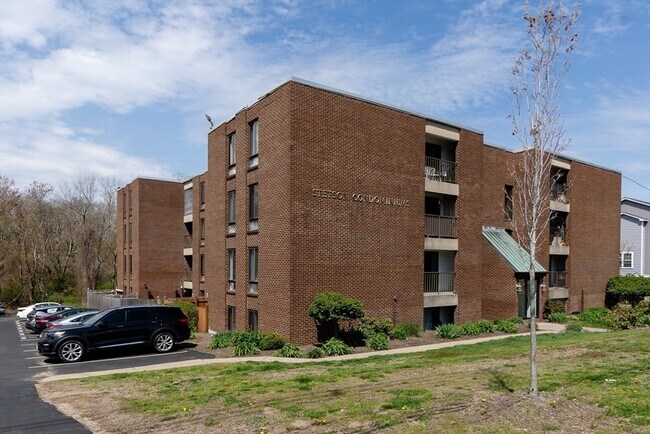 Building Photo - 685 Main St