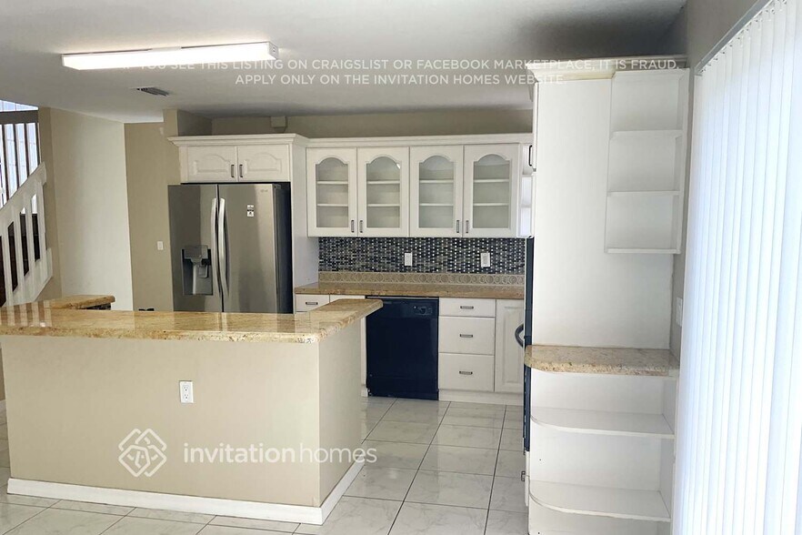Building Photo - 631 Royal Palm Way
