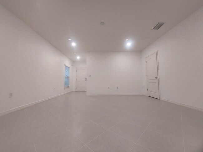 Building Photo - Beautiful 3 Bedroom 2 1/2 Bathroom House i...