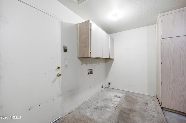 Building Photo - 1025 W Jeanine Dr
