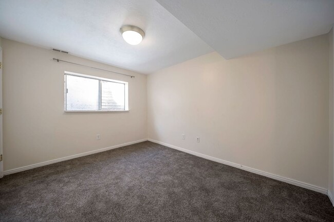 Building Photo - Spacious Sandy Rambler w 2 car attached