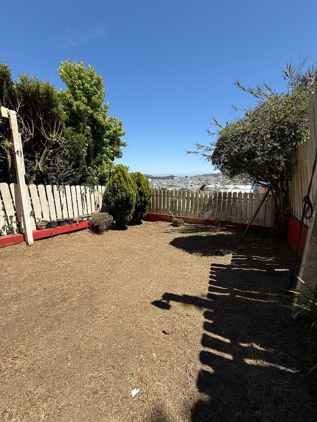 Building Photo - Spacious 3 Bedroom Home Minutes from City ...