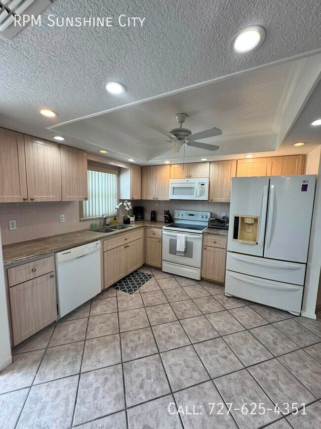 Building Photo - 4550 Cove Cir
