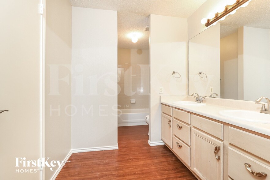 Building Photo - 12514 Redrock Oak