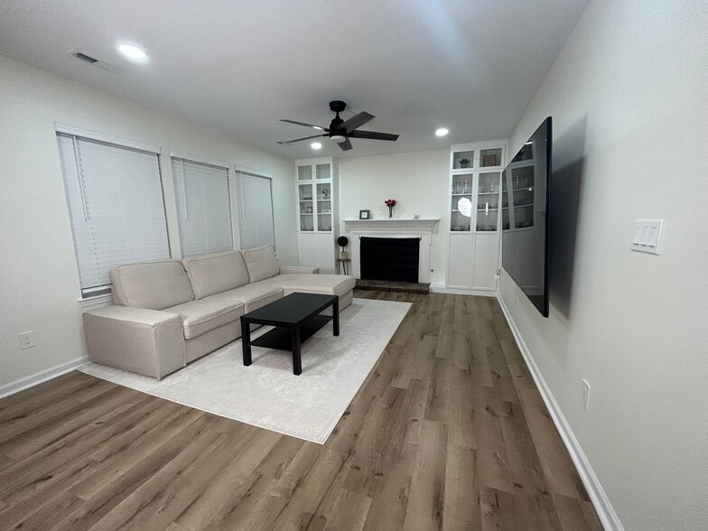 Building Photo - 4015 Lake Charles Way