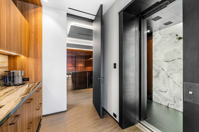 Building Photo - 2934 NE 8th Ave