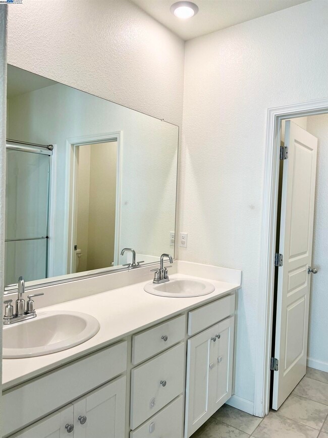 Building Photo - 25350 Parklane Dr