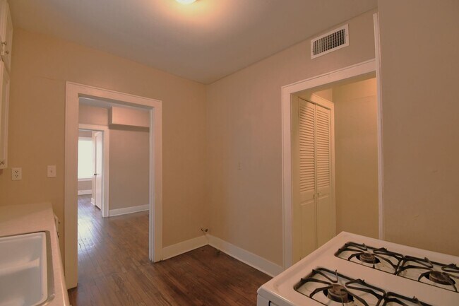 Building Photo - 502 S Fannin Ave