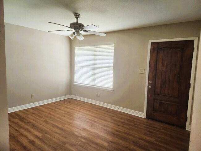 Building Photo - 3515 Castledale Dr