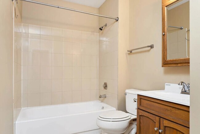 Building Photo - 572 Oswego Dr