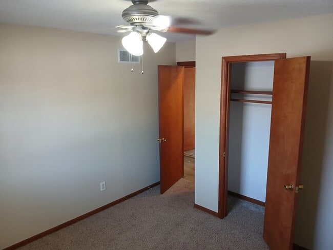 Building Photo - MOVE IN READY!!! 3 Bedroom, 2 Bath, 2 car Garage House For Rent