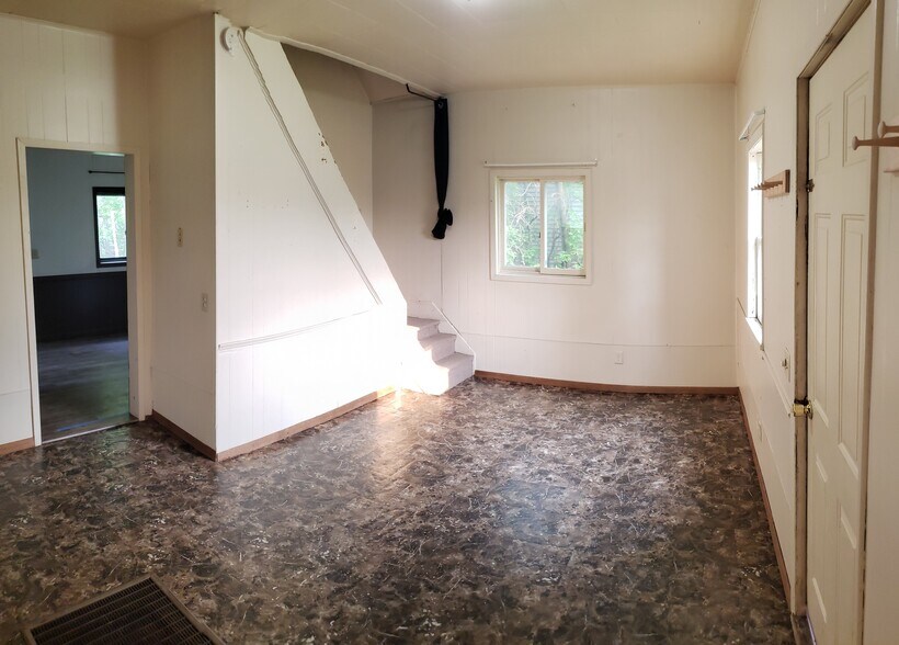 Open living/dining room - 514 Conley Ave S