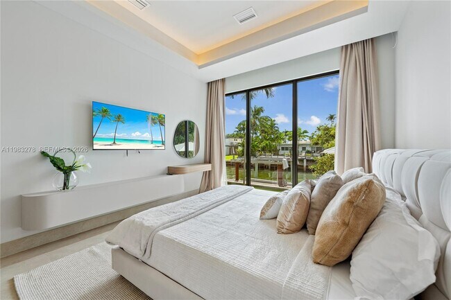 Building Photo - 1200 NE 87th St