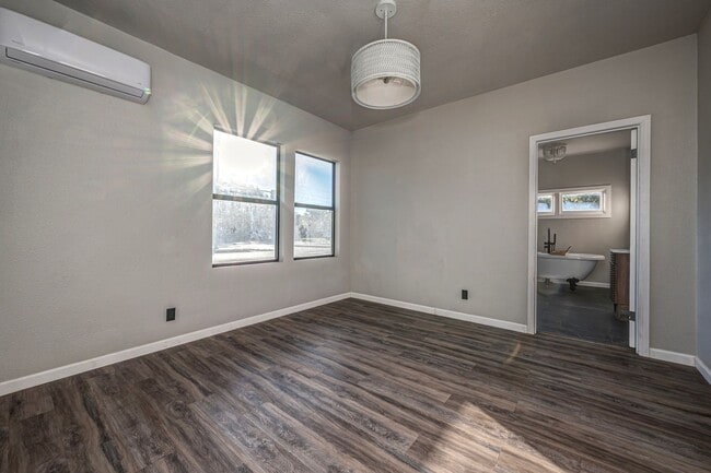 Building Photo - New 3 Bedroom 2 Bath on Stanley SW