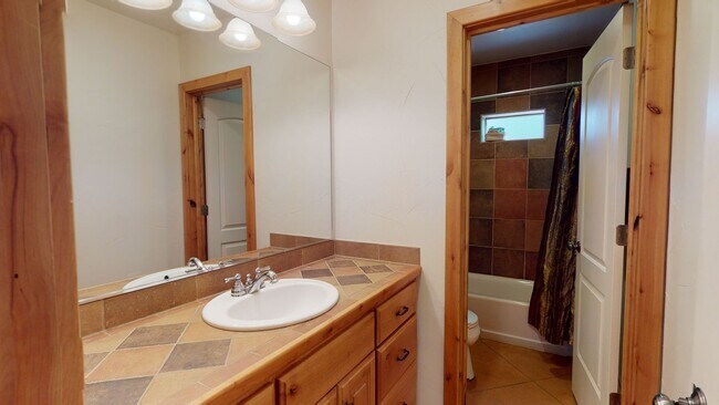 Building Photo - 3 Bedroom House by the Golf Course Fully Furnished