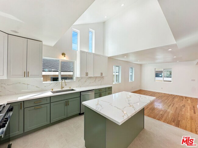 Building Photo - 5930 Willoughby Ave