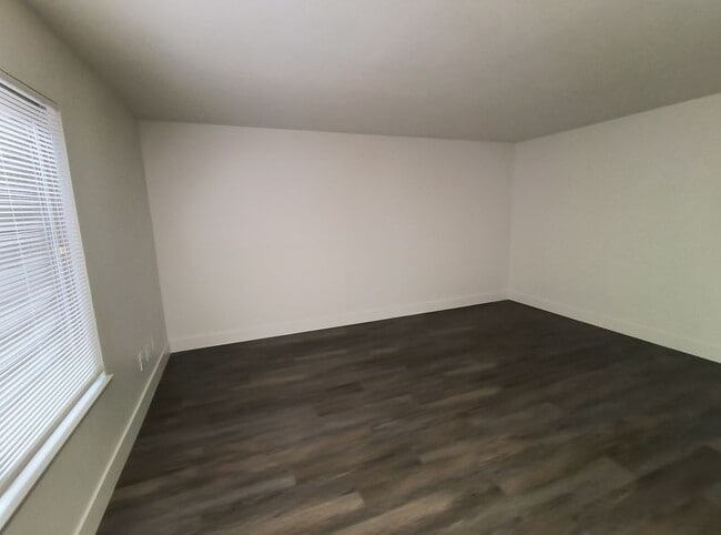 Building Photo - Available Now! Beautifully Remodeled 2 Story Condo located in Sacramento!