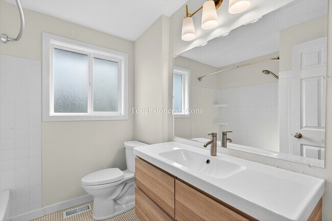 Building Photo - Tranquil West Linn Living Near Parks and S...