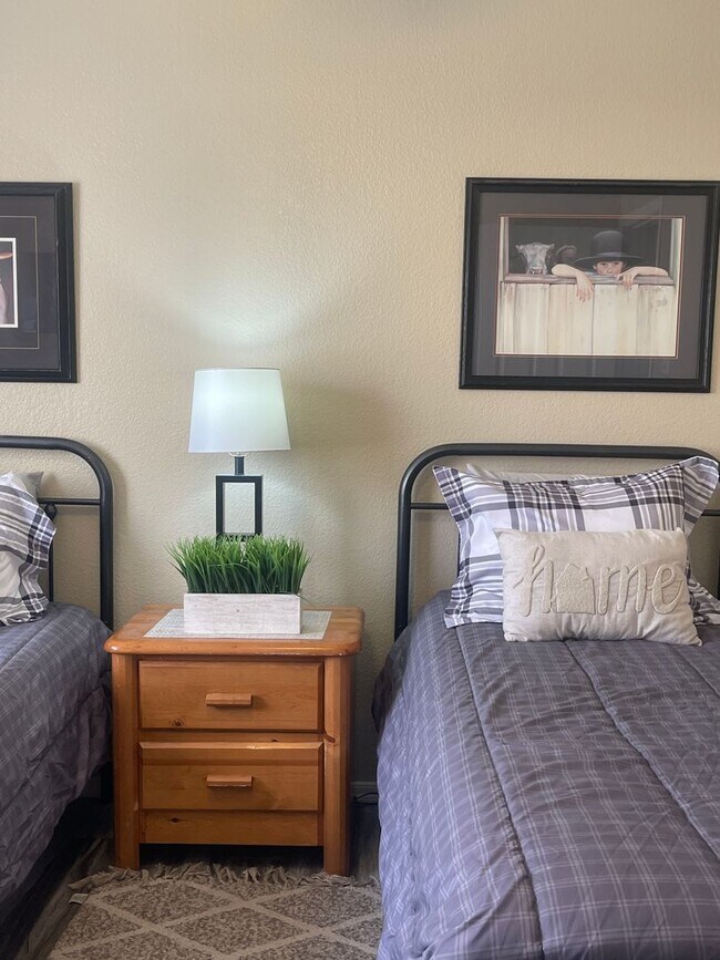 Building Photo - Fully furnished Rental Available Now