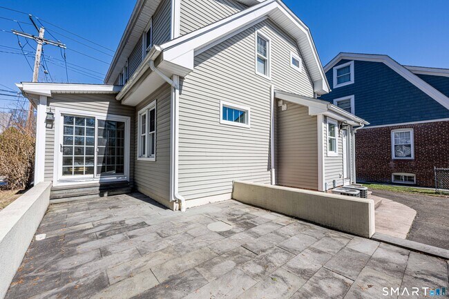 Building Photo - 186 School St