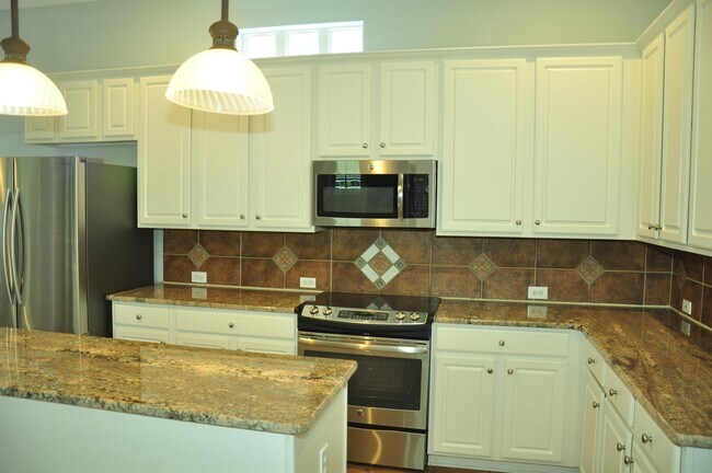 Building Photo - 607 Nadina Pl